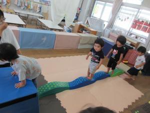 平均台を渡っている子ども達