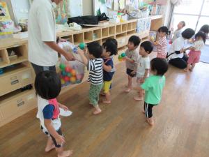 ボール集めを楽しむ子ども達