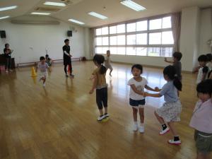 5歳児たっちゃん先生の体操教室「リレー」の様子