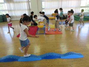 5歳児たっちゃん先生の体操教室「跳び箱やサーキット」の様子