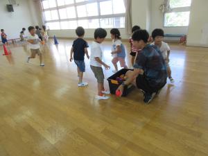 5歳児たっちゃん先生の体操教室「ボール集め」の様子