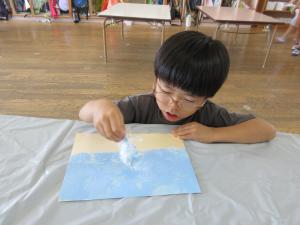 5歳児の製作(波を表現する様子)