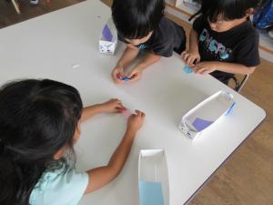 5歳児の製作(貝殻を折る様子)