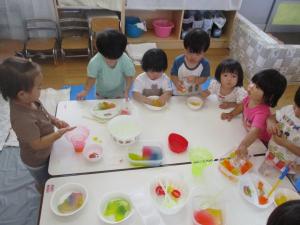 テーブルを囲んで寒天遊び