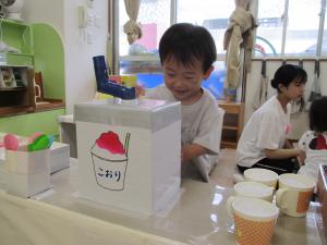 かき氷をつくっています
