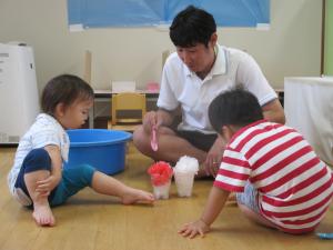 かき氷を食べています