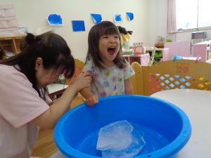氷の冷たさにびっくり