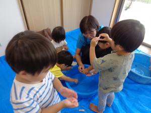 氷の中に玩具発見
