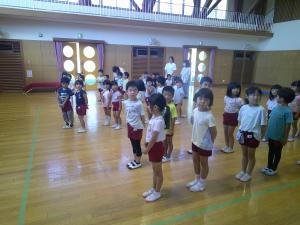 みんなで集まって2学期の始業式をしています。