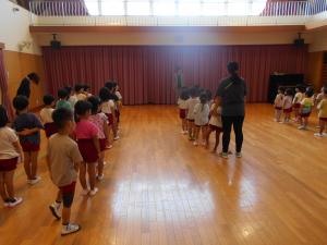 2学期の始業式で園長先生のお話を聞いています