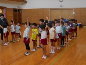 園長先生の話を聞いて手をあげています