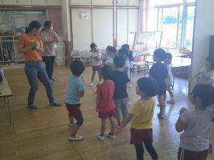 4歳児が体を動かして楽しんでいます