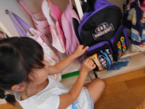 英語見つけをする5歳児