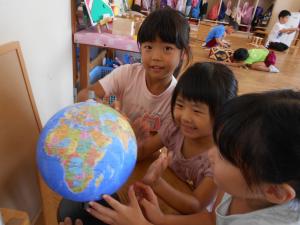 地球ぎをみる子ども達