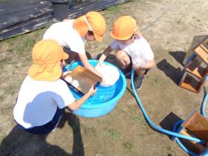 ホースに水を流す