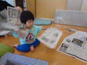 新聞紙、ビリビリビリ～a