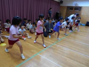 よーいのポーズをする子ども達