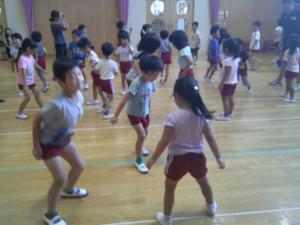 足じゃんけんをしている4歳児