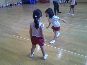 足じゃんけんで勝敗が付いた4歳児