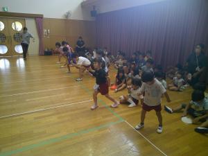 手足を確認する4歳児