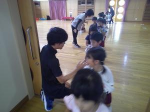 ハイタッチをする4歳児