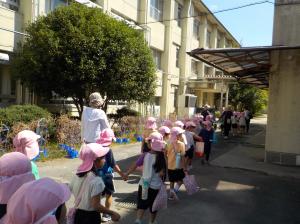 校舎を歩いてる