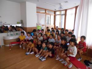 交通安全のDVDを見ている子ども