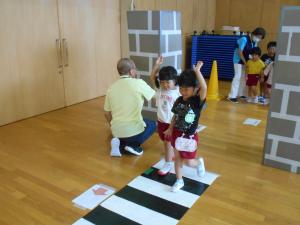 横断歩道を渡っている子ども