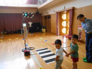 左右後ろを確認して横断歩道を渡る子ども