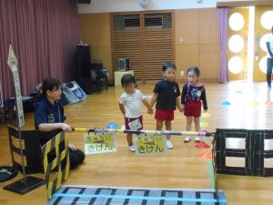 踏切を渡る練習をする子ども達