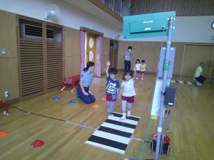 信号のある横断歩道を渡る練習をしている子ども