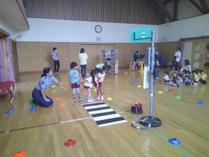 左右を確認して渡ろうとする4歳児