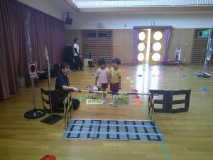 踏切を渡る4歳児