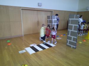 手を上げて横断歩道を渡る4歳児