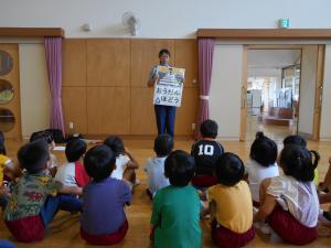 横断歩道の渡り方を教えてもらう5歳児