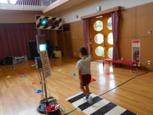 青信号で渡る男の子