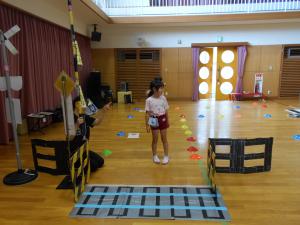 左右の確認をして渡る5歳児の女の子