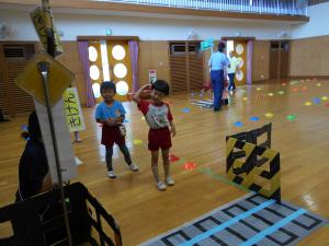 踏切を渡る5歳の男の子