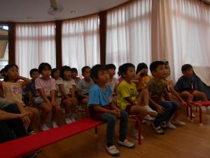 DVDを見る5歳児