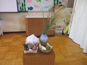 ススキや団子、秋の食材を飾っています