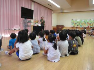 お月見会　園長先生の話を聞いています