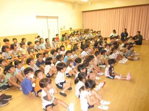 お月見会の話を聞いています