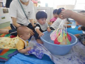 水風船を不思議そうにみている