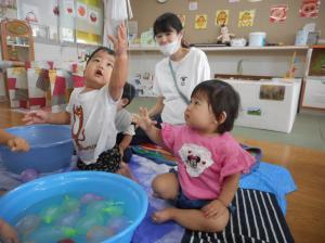 水風船をさわろうとしている