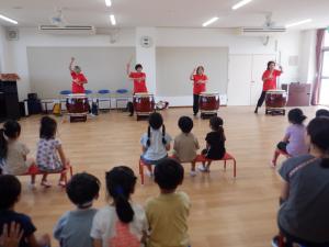 太鼓の演奏をきく