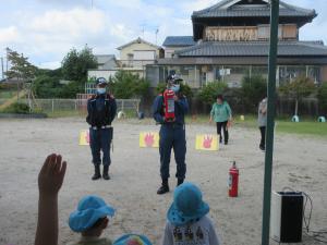 子どもたちが消火器を見ているところ