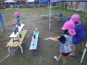 水鉄砲でねらっています