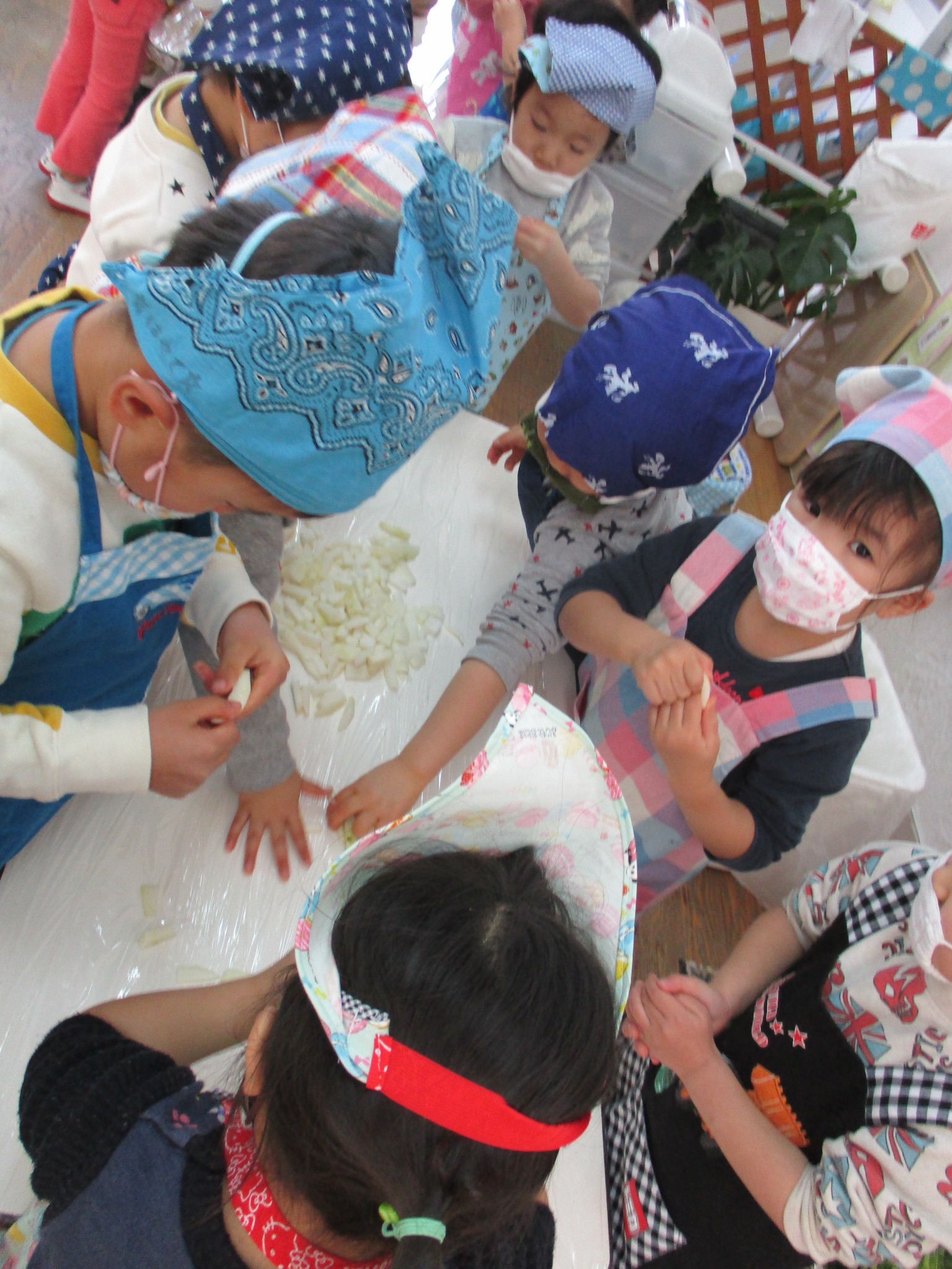大根を手でちぎる3歳児