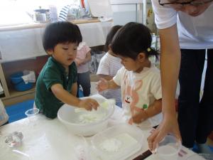 片栗粉を触っている子ども達