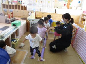 遊びの中で不安定な場所を歩いている